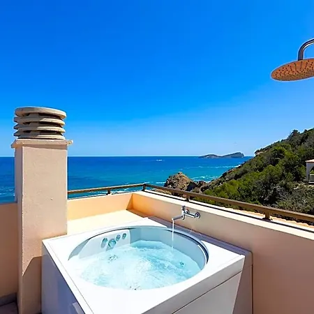 Invisa Club Cala Szálloda